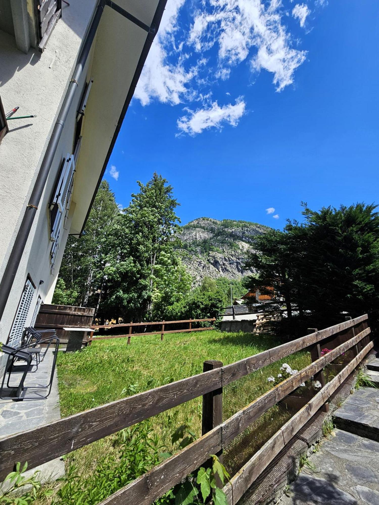 Maison Les Amis Du Bois Courmayeur Exteriör bild