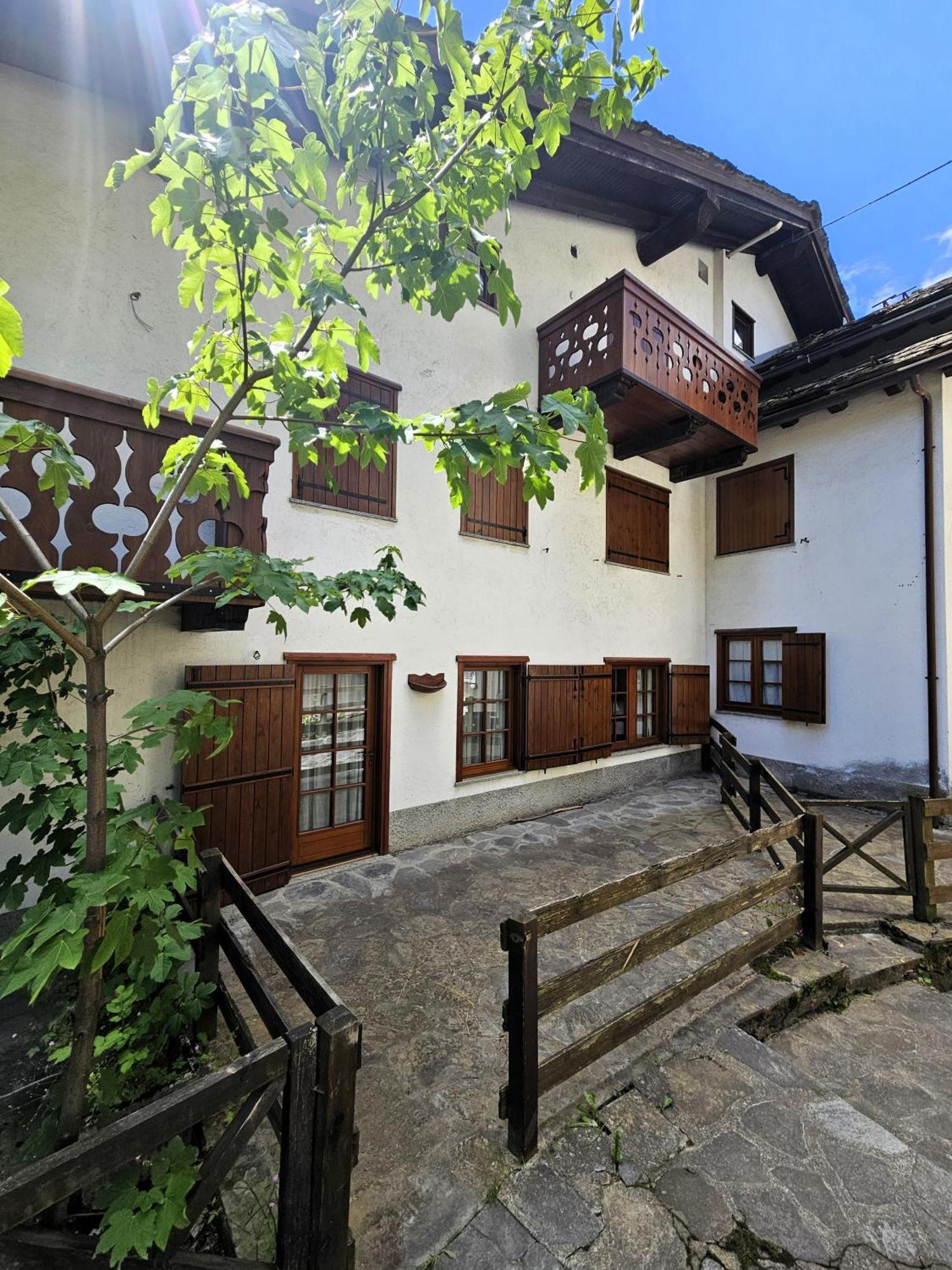 Maison Les Amis Du Bois Courmayeur Exteriör bild
